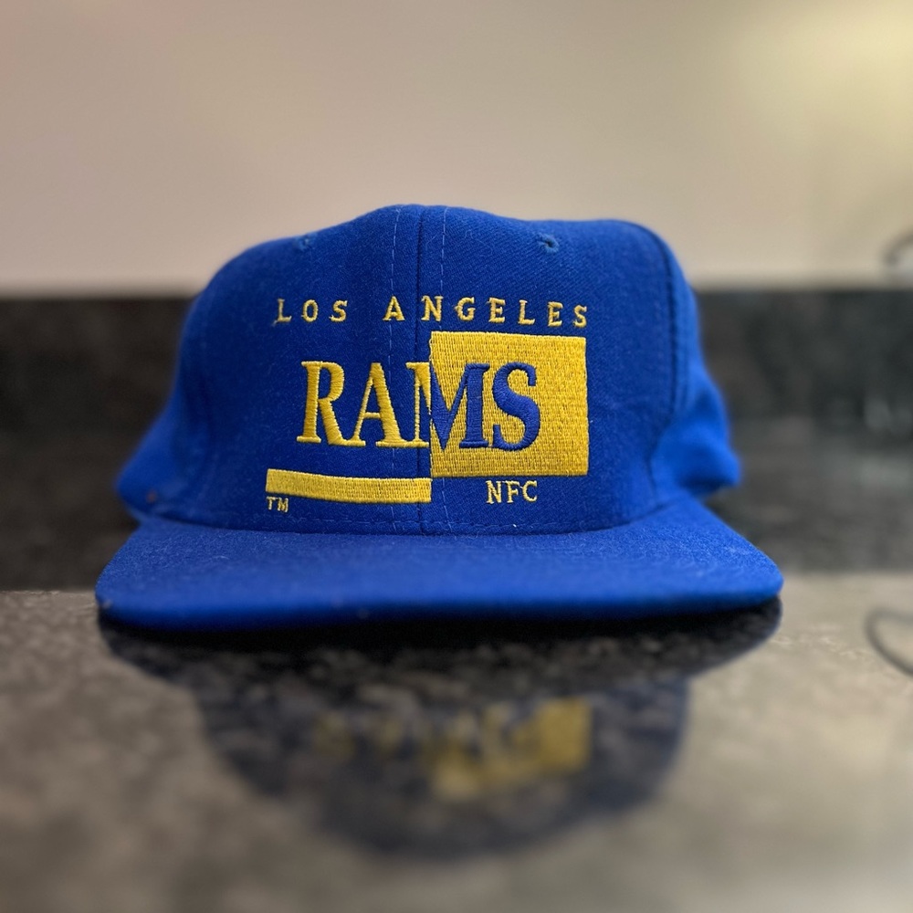 One size fits all LA rams snap back. Never worn (my heads too big)